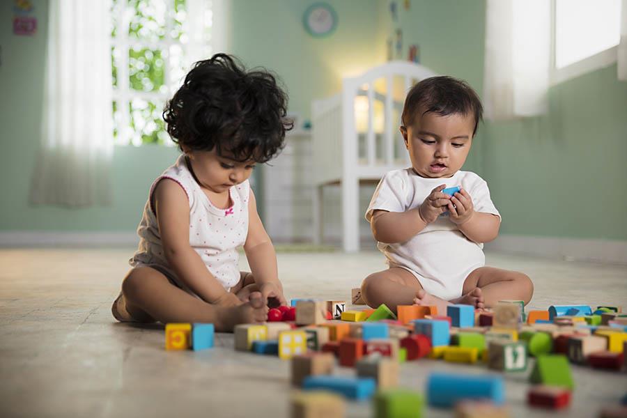 2 kids playing with blocks